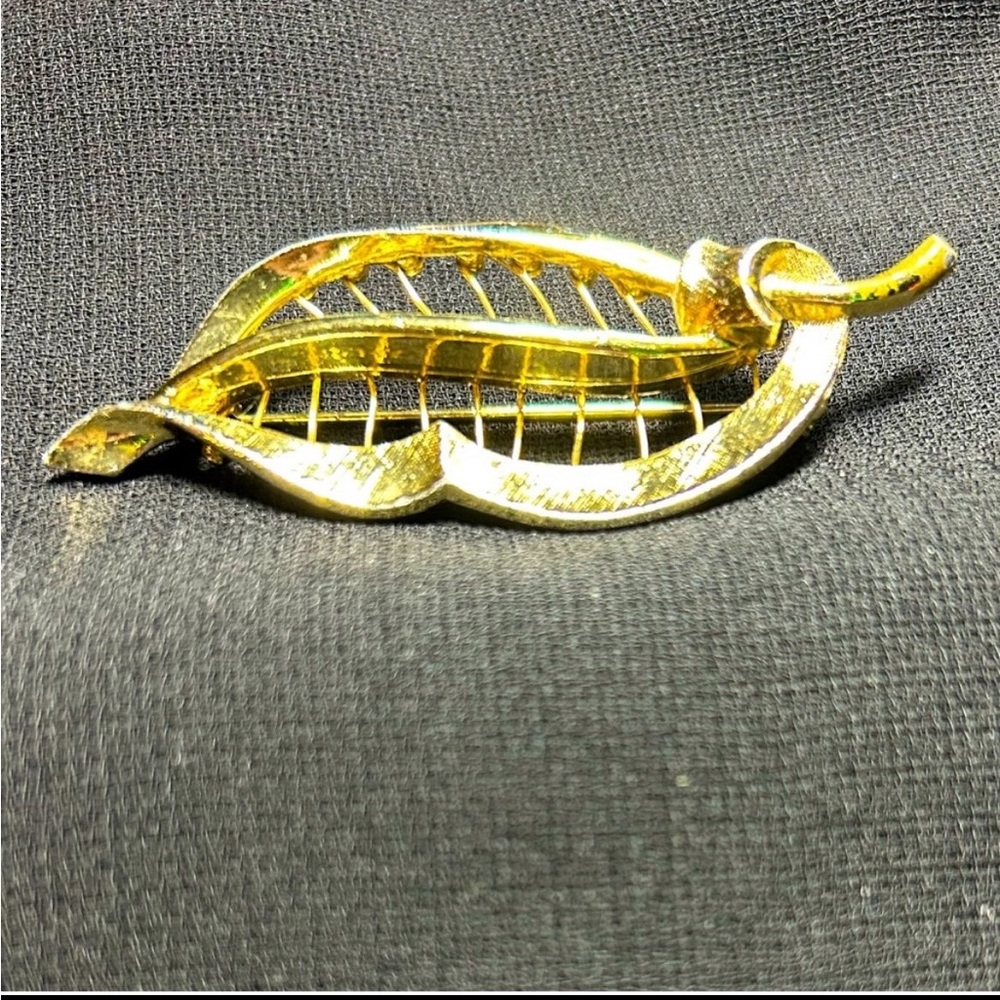 VTG Pretty Gold tone metal ridged Leaf Brooch. Unsigned.